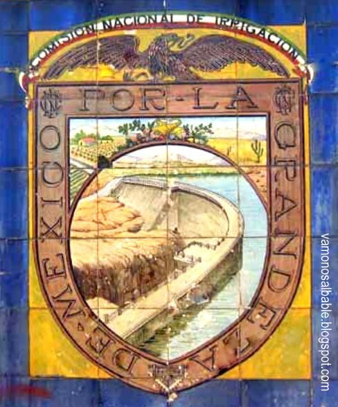 Emblema de talavera de la Comisión Nacional de Irrigación, con la leyenda 'Por la grandeza de México'